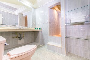 Shower, free toiletries, towels, soap - Hotel Ayenda San Fernando 1904 (Armenia)