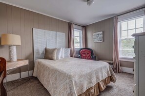 1 bedroom, WiFi - Room 4 (2nd Floor with Shared Bathroom) (Laconia)