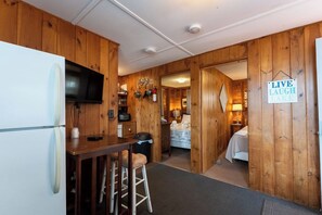 2 bedrooms, iron/ironing board, Internet, bed sheets
