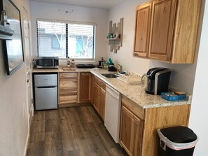 Kühlschrank, Mikrowelle, Herdplatte, Geschirrspüler