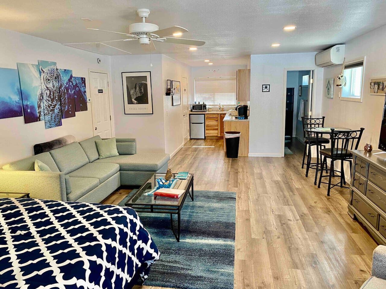 Desk, travel cot, WiFi, bed sheets