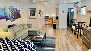 Skrivebord, weekendseng, Wi-Fi, sengetøj