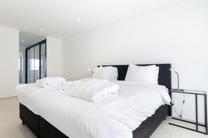 2 habitaciones, tabla de planchar con plancha y cuna de viaje 