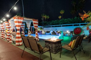 Outdoor pool, sun loungers - Float Palm Springs (Palm Springs)