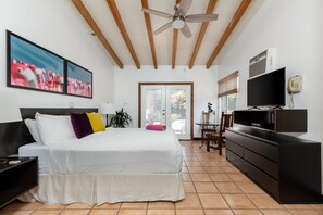 Habitació superior, 1 llit de matrimoni gran | Roba de llit d'alta qualitat i caixa forta a l'habitació 