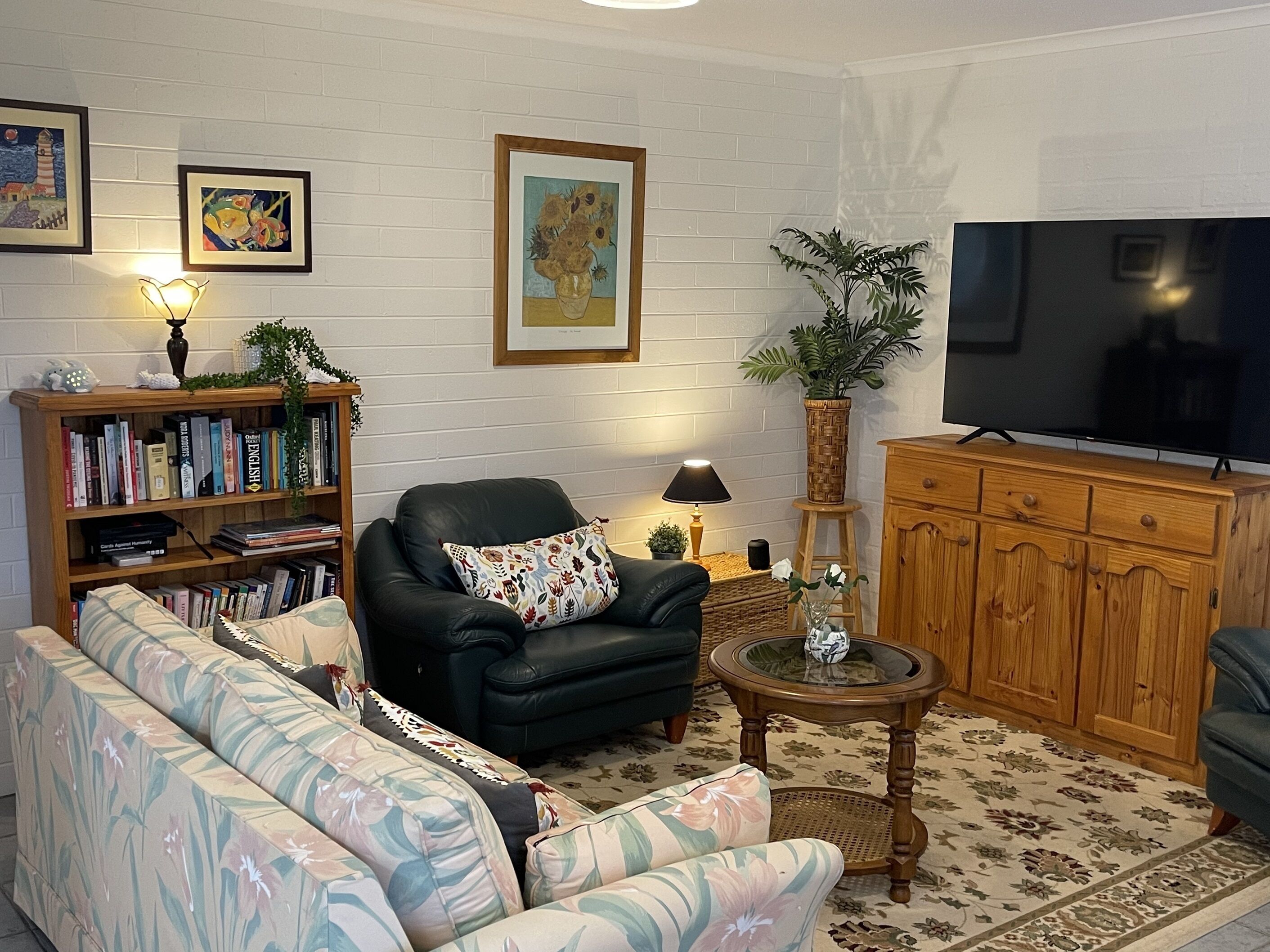 컴포트 더블룸 | 거실 공간 | 프리미엄 채널 시청이 가능한 50인치 TV, 넷플릭스, 스트리밍 서비스