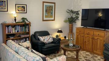 ์ปดํฌํธ ๋๋ธ๋ฃธ | ๊ฑฐ์ค ๊ณต๊ฐ | ํ๋ฆฌ๋ฏธ์ ์ฑ๋ ์์ฒญ์ด ๊ฐ๋ฅํ 50์ธ์น TV, ๋ทํ๋ฆญ์ค, ์คํธ๋ฆฌ๋ฐ ์๋น์ค