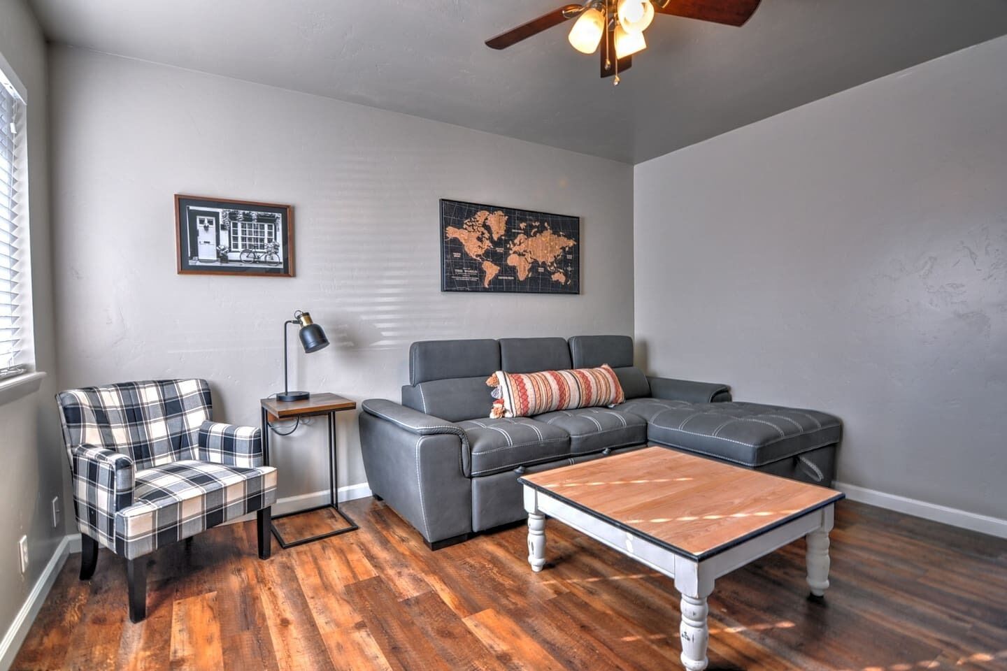 Centrally Located, Modern Townhome! Pet Friendly! Fast WiFi