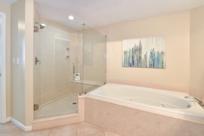Douche, baignoire Ă jets, sĂšche-cheveux, serviettes fournies