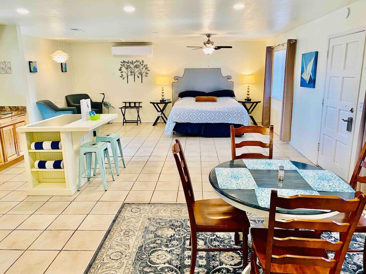 Escritorio, cuna de viaje, wifi y ropa de cama 