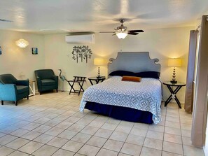 Escritorio, cuna de viaje, wifi y ropa de cama