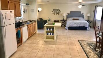 書桌、可攜式嬰兒床、Wi-Fi、床單