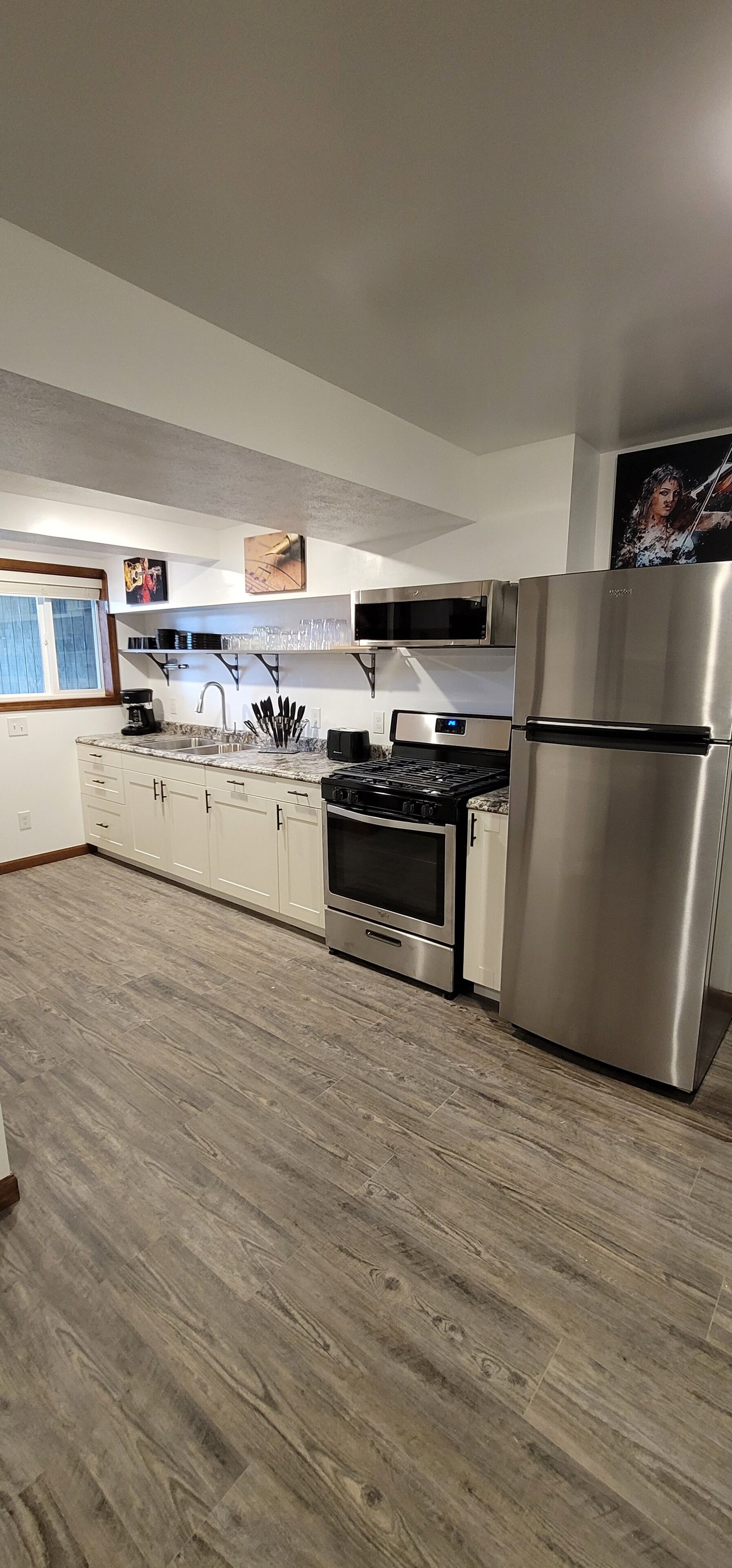 Jääkaappi, mikroaaltouuni, uuni, liesi