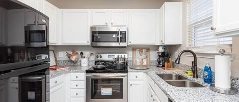 Refrigerador, microondas, horno, placa de cocina