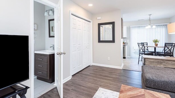 A modern apartment with a living room, dining area, and kitchen. - Beautifully Furnished, Raleigh Townhome Retreat (Raleigh)