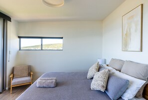 3 bedrooms, iron/ironing board, travel cot, free WiFi - 'By The Beach' Seaside Holiday Home Margaret River (Gnarabup)