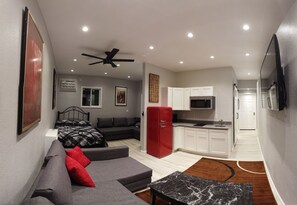 Smart TV - Modern Comfortable Private Getaway (Las Vegas)