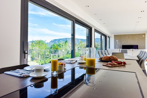 Architect-Designed Villa with Heated Pool for 10 Guests!