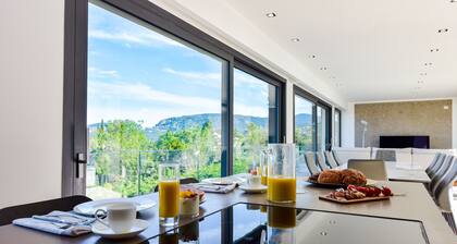 Architect-Designed Villa with Heated Pool for 10 Guests!