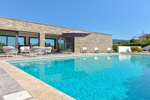 Een verwarmd zwembad