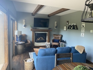 TV, fireplace - Cozy remodeled condo close to the Village! (Sandpoint)