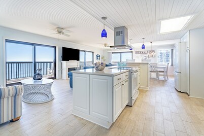 EXCLUSIVE 100-ft Oceanfront Balcony -- 3 Bed/2.5 Bath End-Unit Condo @ Sea Watch