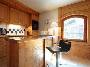 Jääkaappi, mikroaaltouuni, uuni, astianpesukone