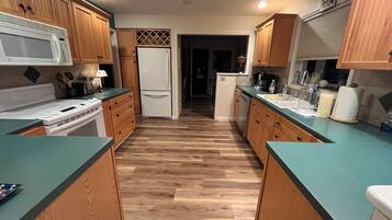 Jääkaappi, mikroaaltouuni, uuni, liesi