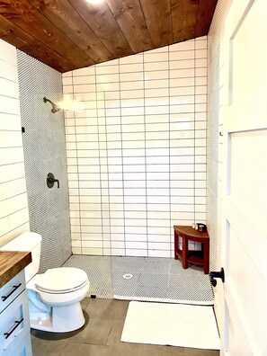 Towels, soap, shampoo - Cozy/Cute Tiny House close to wineries, wedding venues & outdoor fun (Dripping Springs)