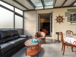 Televisie, een open haard en een dvd-speler