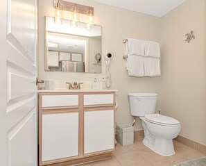 Bañera con ducha, bañera de hidromasaje, secador de pelo, toallas