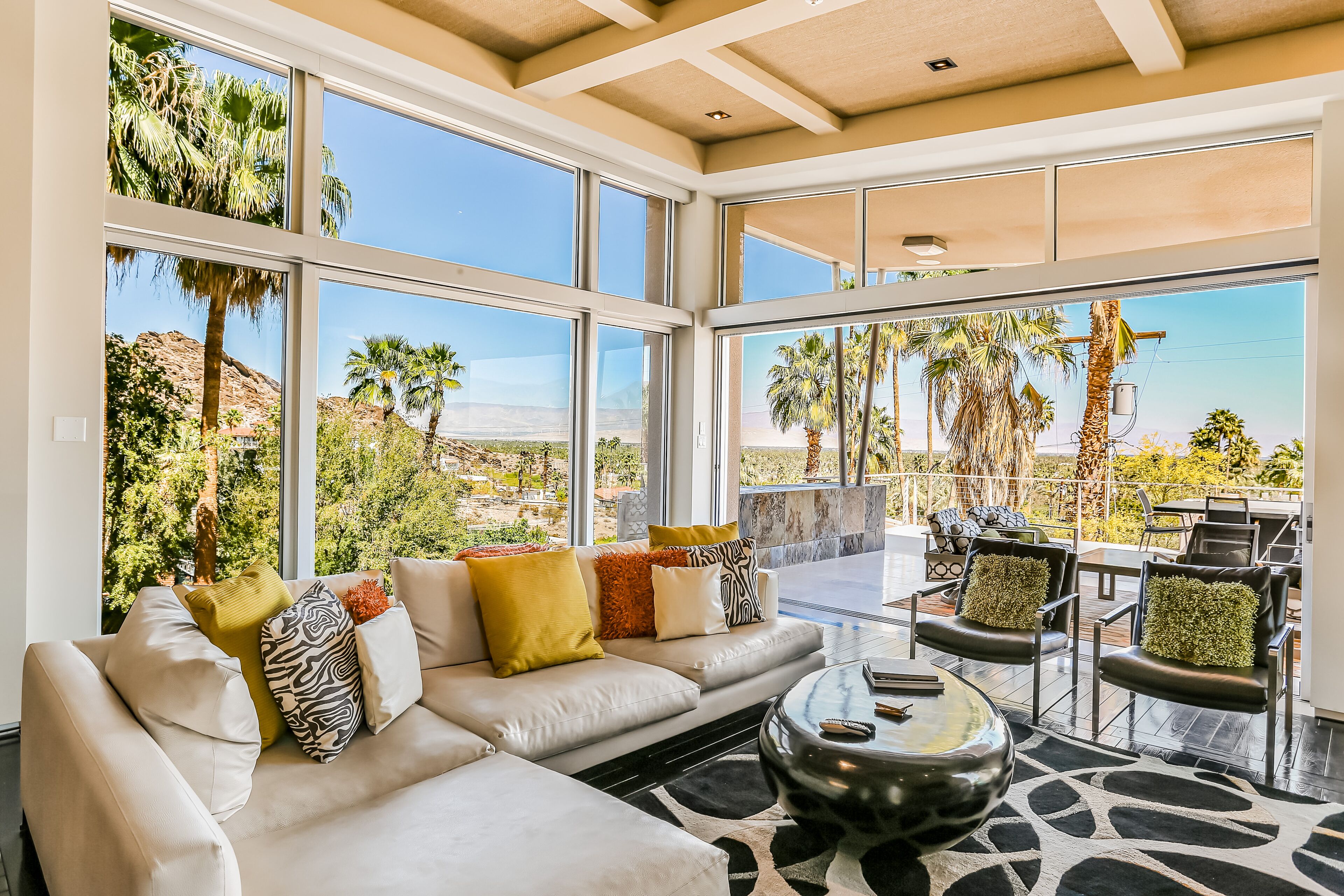 تلفزيون، مدفأة، كُتُب