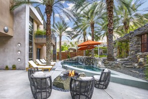 Terrace/patio - One-of-a-kind luxury home with private pool & spa, WiFi, AC & on-site ruins (Palm Springs)