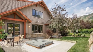 Una casa con patio, mobiliario exterior y vistas del paisaje circundante.