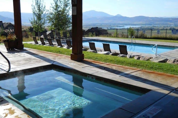 Trapper's Ridge Community pool & hot tub with amazing view!!!