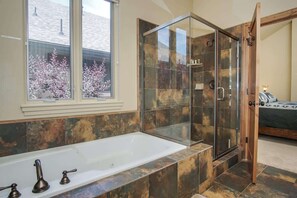 Dusche, Haartrockner, Handtücher, Shampoo