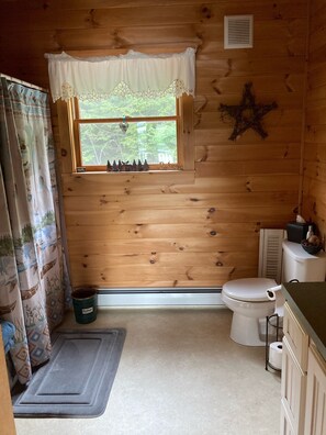 Duschwanne, Haartrockner, Handtücher, Toilettenpapier