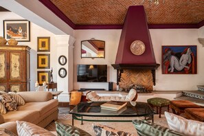 Luxury House | Living area | 50-inch flat-screen TV with cable channels, TV, fireplace - HOLT - Casa Parque Juárez (San Miguel de Allende)
