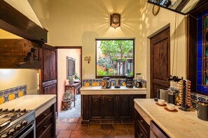 Maison luxueuse | Cuisine privée | Réfrigérateur grande capacité avec congélateur, four à micro-ondes