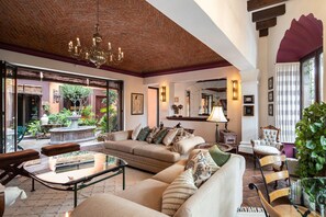 Maison luxueuse | Aire de séjour | Téléviseur à écran plat de 50 po avec télévision par cùble, téléviseur