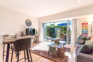 Smart TV - Winery and Beach to enjoy with in minutes of the apartment - walking distance  (Waiheke)