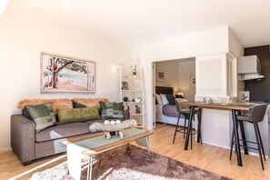 Smart TV - Winery and Beach to enjoy with in minutes of the apartment - walking distance  (Waiheke)