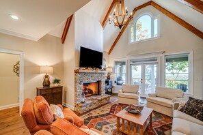 Älytelevisio, takka, pöytäjalkapallopöytä, pöytätennispöytä