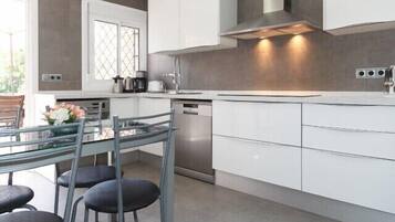 Een koelkast, een magnetron, een oven, een kookplaat