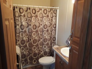 Bathroom - Ghostpine Lake Golf Resort Cottage (Pine Lake)