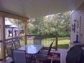 Outdoor dining - Ghostpine Lake Golf Resort Cottage (Pine Lake)