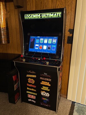 Games room - Lake of the Ozarks, “Vista Cove” Private Lake Front Home w/ 2 slip private dock (Camdenton)