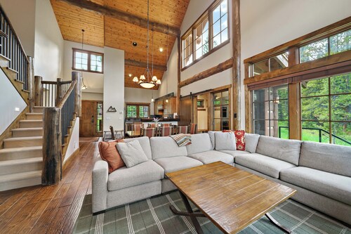 Cozy private cabin with hot tub, and ski in and out