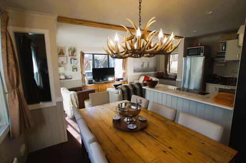 Mountain Retreat Suitable for 2 Families, Sleeps 8