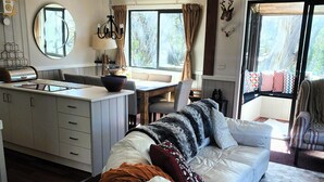 Living area - Mountain Retreat Suitable for 2 Families, Sleeps 8 (Mount Buller)